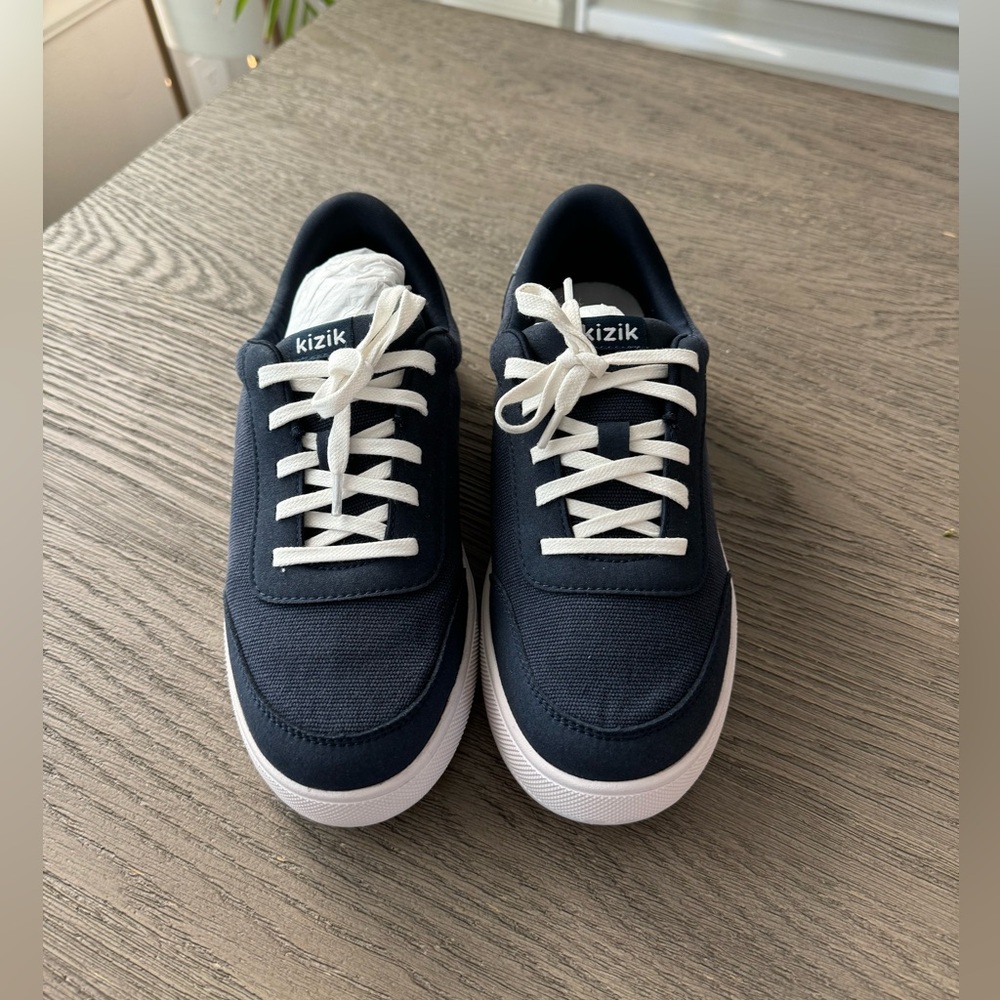 Kizik kids no tie Shoes Navy Size 4.5 NWB